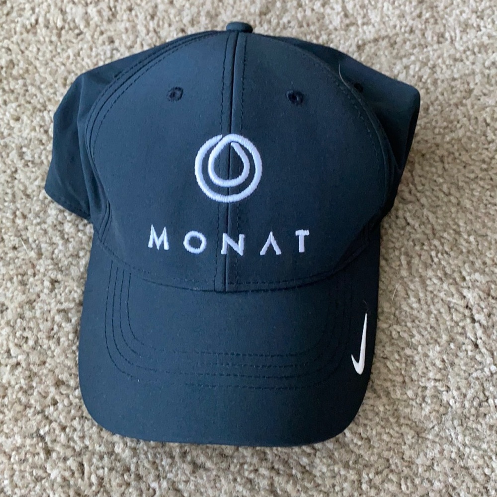 Monat Nike hat